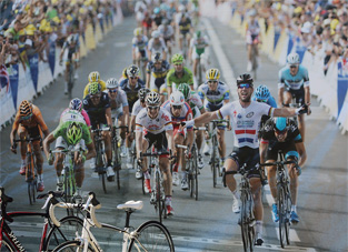 自転車レース。ゴールになだれ込む選手たち