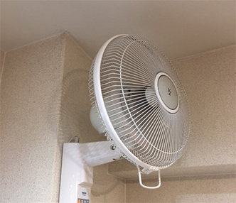 オフィスの気温を平準化し、冷暖房コストを低減する扇風機