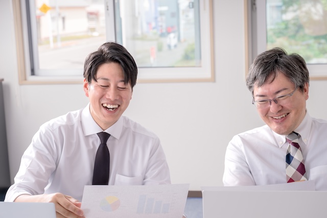 同僚と打ち解けて話す社員