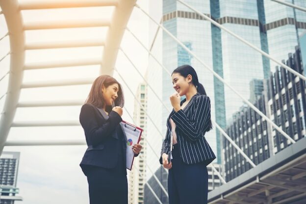 社内で楽しそうに会話する女性二人
