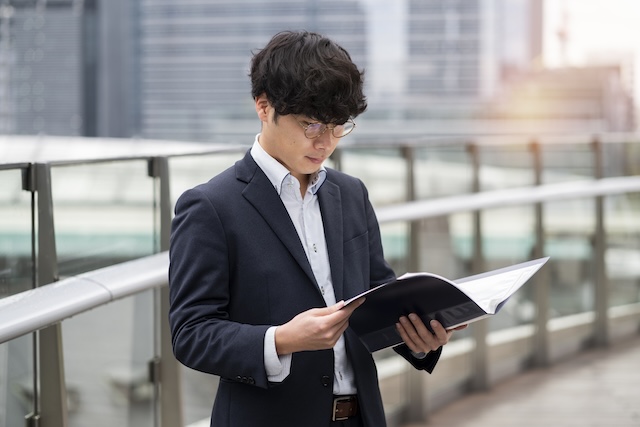 商談前に書類をチェックする若手社員